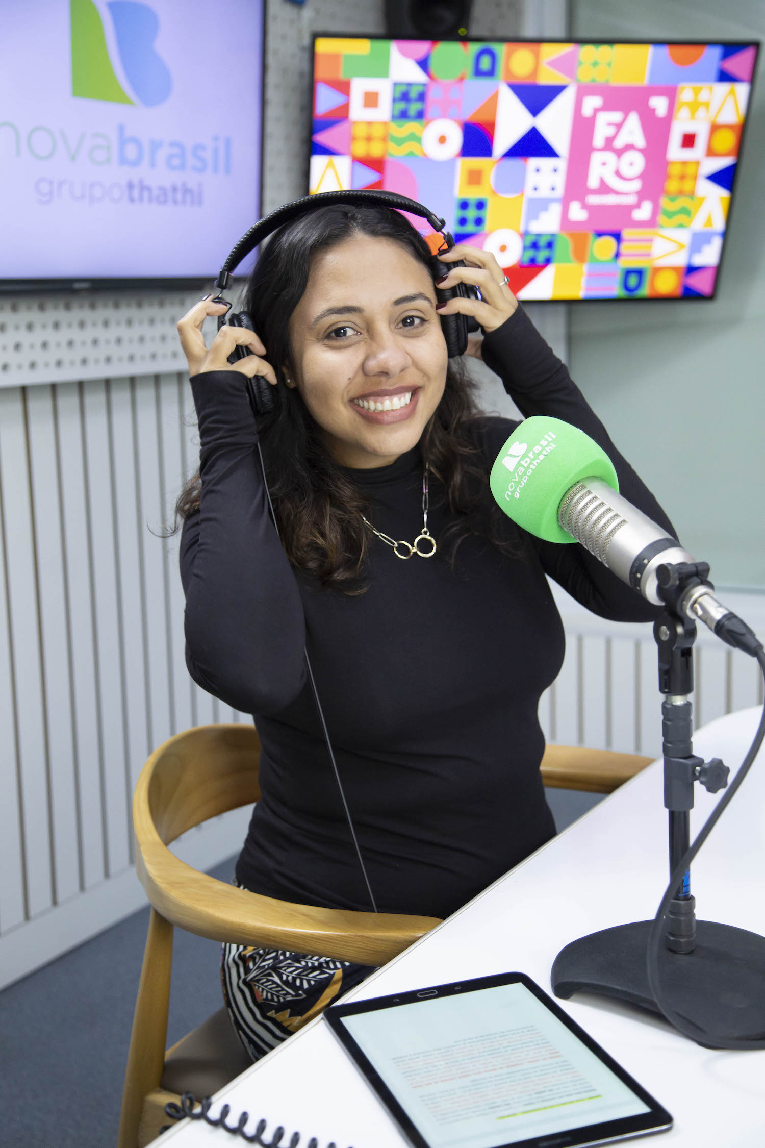 Fabiane Pereira, jornalista musical, em seu estúdio na rádio Nova Brasil FM